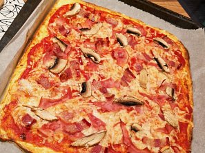 Pizza se žampiony a vejcem