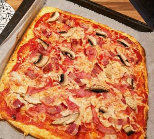 Pizza se žampiony a vejcem