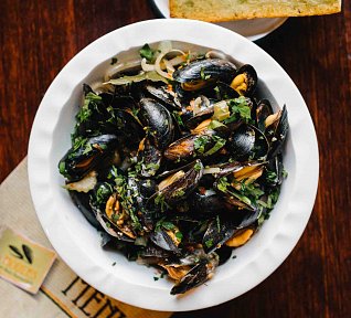 Pečené slávky na borovicovém jehličí