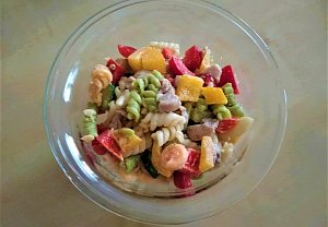 Těstovinový salát s kuřecím masem a zeleninou
