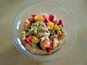 Těstovinový salát s kuřecím masem a zeleninou