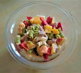 Těstovinový salát s kuřecím masem a zeleninou