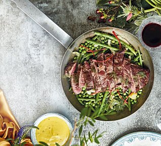 Flank steak s hráškem a fazolkami Flank steak s hráškem a fazolkami