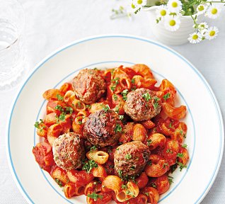 Rajská omáčka s masovými koulemi a těstovinami