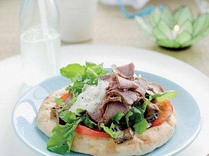 Minipizzy s jehněčím masem a lilkem Minipizzy s jehněčím masem a lilkem