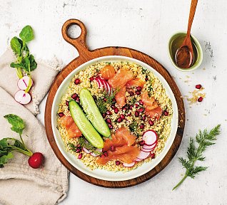 Quinoa salát s uzeným lososem