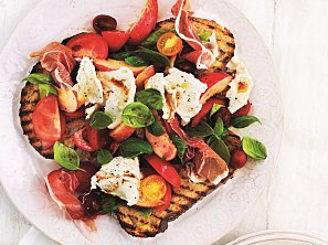 Rajčatový salát s prosciuttem a mozzarellou na topinkách