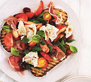 Rajčatový salát s prosciuttem a mozzarellou na topinkách