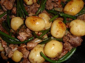 Masová směs s česnekovými výhonky a brambůrky