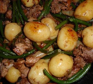 Masová směs s česnekovými výhonky a brambůrky