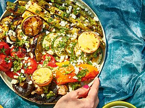 Grilovaná zelenina s omáčkou chimichurri a fetou