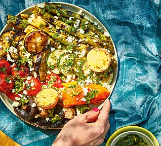 Grilovaná zelenina s omáčkou chimichurri a fetou