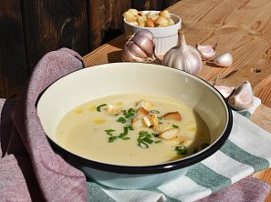 Polévka z pečeného česneku