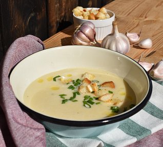 Polévka z pečeného česneku