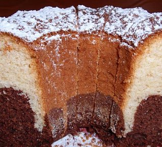 Piškotová bábovka s kokosem