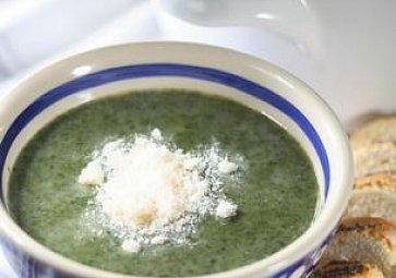 Jarní polévky ze zeleniny: Chřestová, špenátová nebo studená okurková