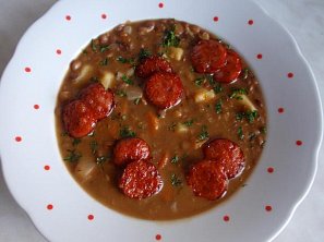 Čočková polévka s klobásou Čočková polévka s klobásou