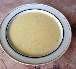 Květáková polévka s kysanou smetanou