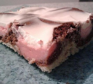 Pudinkové řezy čtyř barev se zakysanou smetanou