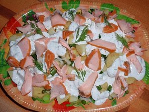 Brambory s lososem a koprovou majonézou