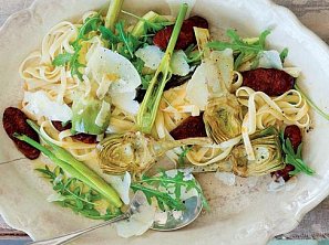 Tagliatelle se smaženými artyčoky a parmazánem Tagliatelle se smaženými artyčoky a parmazánem