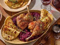 Husí stehna, červené zelí a domácí lokše