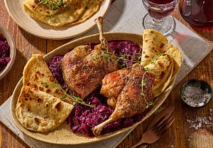 Husí stehna, červené zelí a domácí lokše