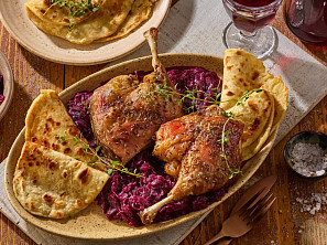 Husí stehna, červené zelí a domácí lokše