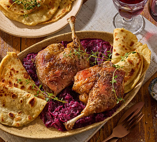 Husí stehna, červené zelí a domácí lokše