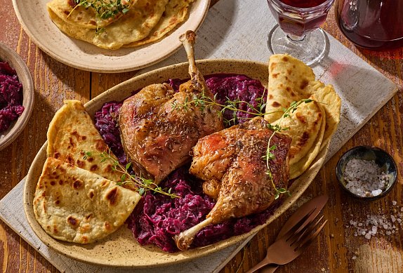 Husí stehna, červené zelí a domácí lokše