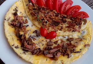 Houbová omeleta se slaninou