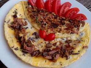 Houbová omeleta se slaninou