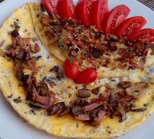 Houbová omeleta se slaninou