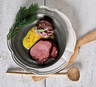 Uzené maso s fazolovou kaší a šafránovou omáčkou