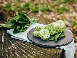 Bylinkové máslo s medvědím česnekem