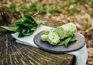 Bylinkové máslo s medvědím česnekem