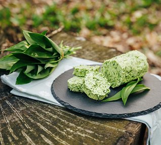 Bylinkové máslo s medvědím česnekem