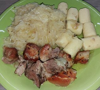 Vepřové výpečky se zelím