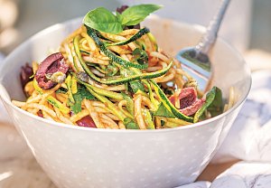 Špagety s cuketou a olivami