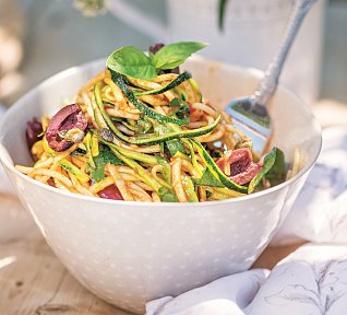 Špagety s cuketou a olivami