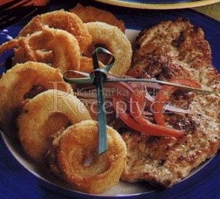 Přírodní řízek se smaženou cibulí