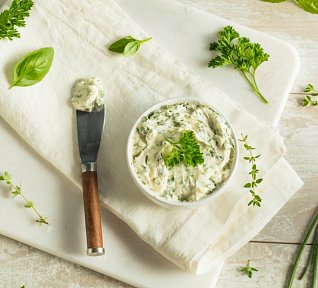 Bylinkové máslo s jarní cibulkou