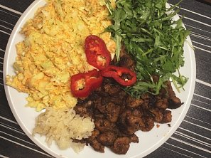 Sojové kostky na prudko s coleslaw salátem