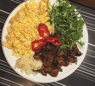 Sojové kostky na prudko s coleslaw salátem