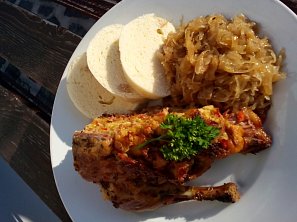 Kachna se žemlovo-zeleninovou nádivkou