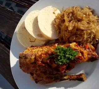 Kachna se žemlovo-zeleninovou nádivkou