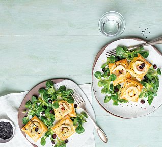 Salát s rozpečeným kozím sýrem