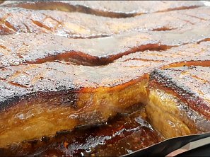 Pomalu pečený vepřový bůček v asijském stylu