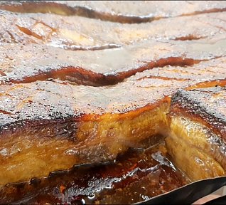 Pomalu pečený vepřový bůček v asijském stylu