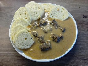 Hovězí líčka na smetaně a houskový knedlík Hovězí líčka na smetaně a houskový knedlík